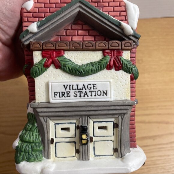 Vtg Grandeur Noel Snowflake Village Fire Station Lighted Christmas House 1994 - Picture 4 of 8